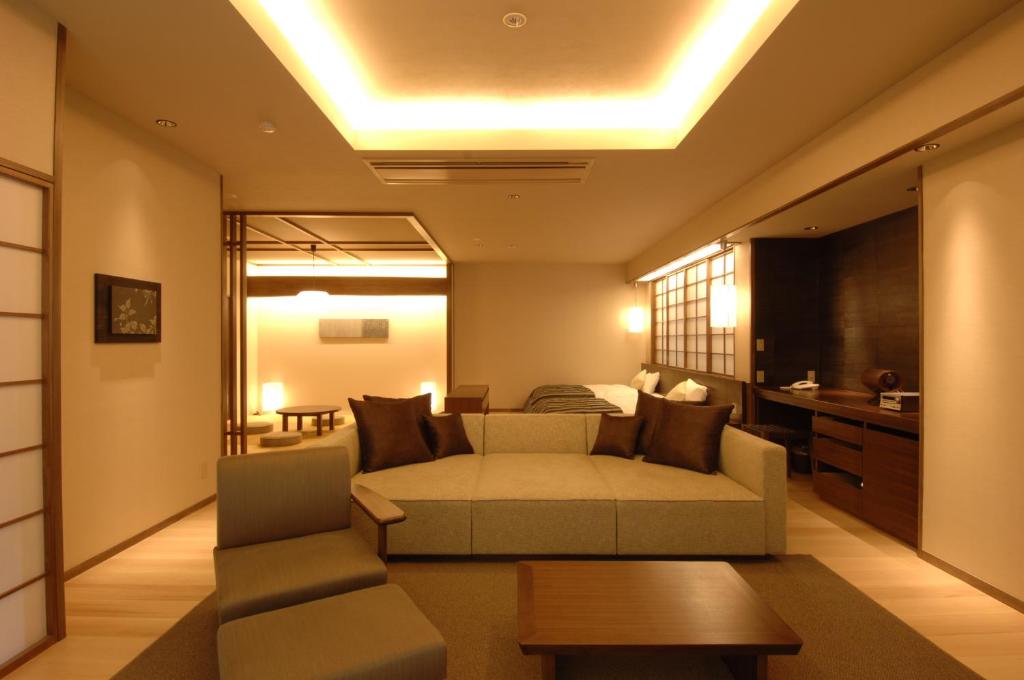 白石市托基恩诺亚都玉努时其乔旅馆的客厅配有沙发和桌子
