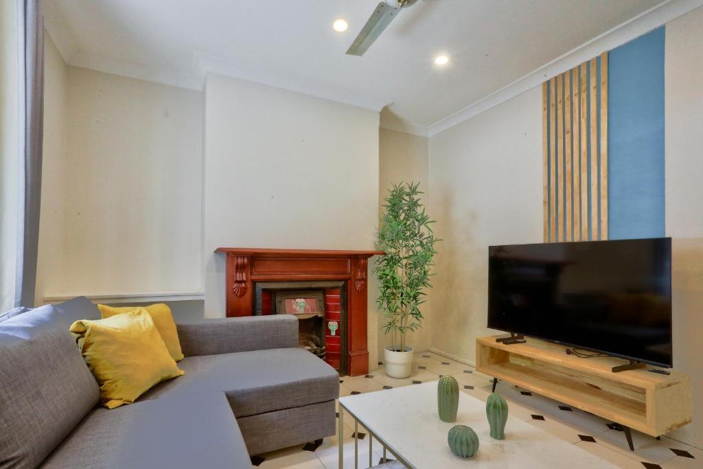 悉尼Affordable 3 Bedroom House Darlinghurst with 2 E-Bikes Included的带沙发和平面电视的客厅