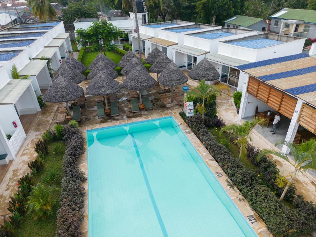 基林多尼Mafia Dream Hotel的享有度假村游泳池的顶部景致