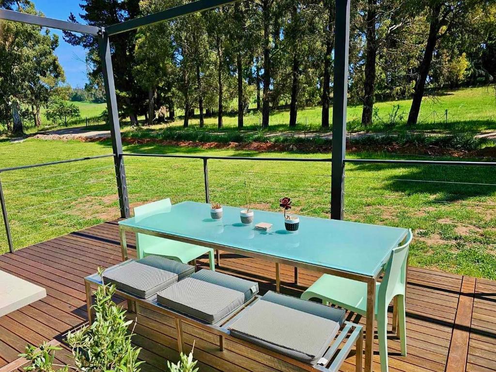奥兰治Winterlude Cottage的木制甲板上的蓝色桌子和椅子