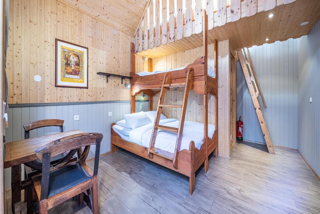 哈纳弗约德尔维京酒店的一间卧室配有两张双层床和一张书桌