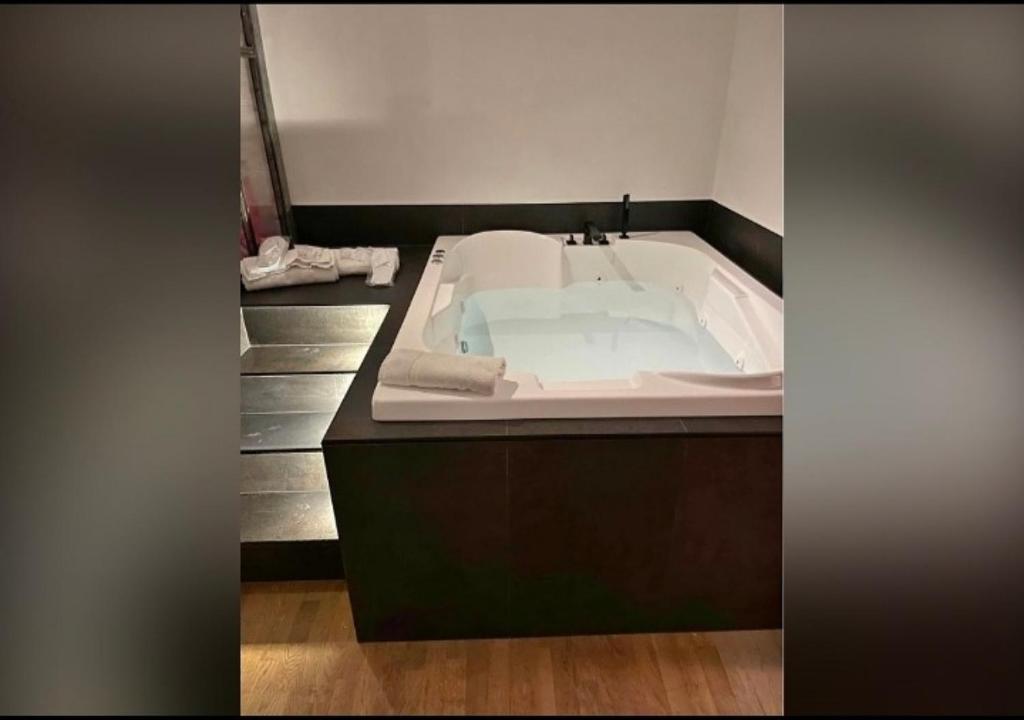 伊斯基亚Luxury house Marone的带浴缸的浴室。