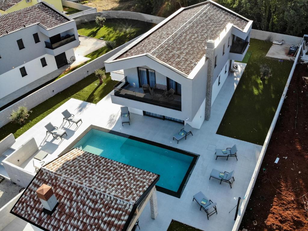 RebićiVilla Istra Relax Diamond的享有带游泳池的房屋的空中景致