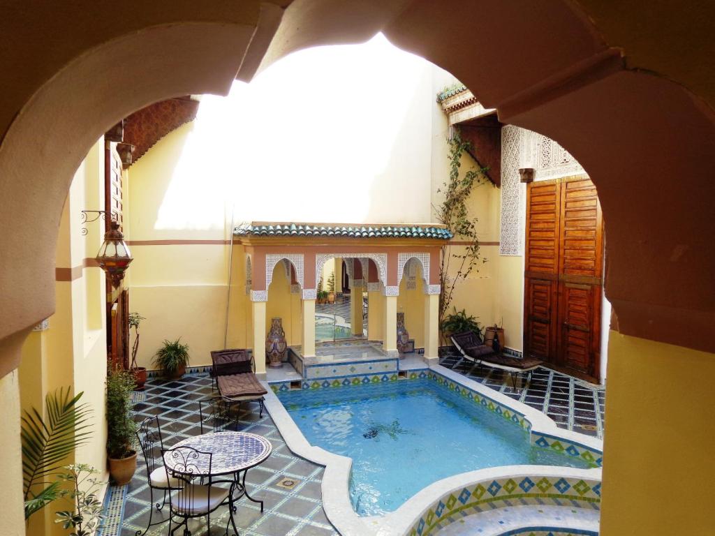 非斯里亚德兹托纳旅馆的一座带拱门的建筑中的室内游泳池