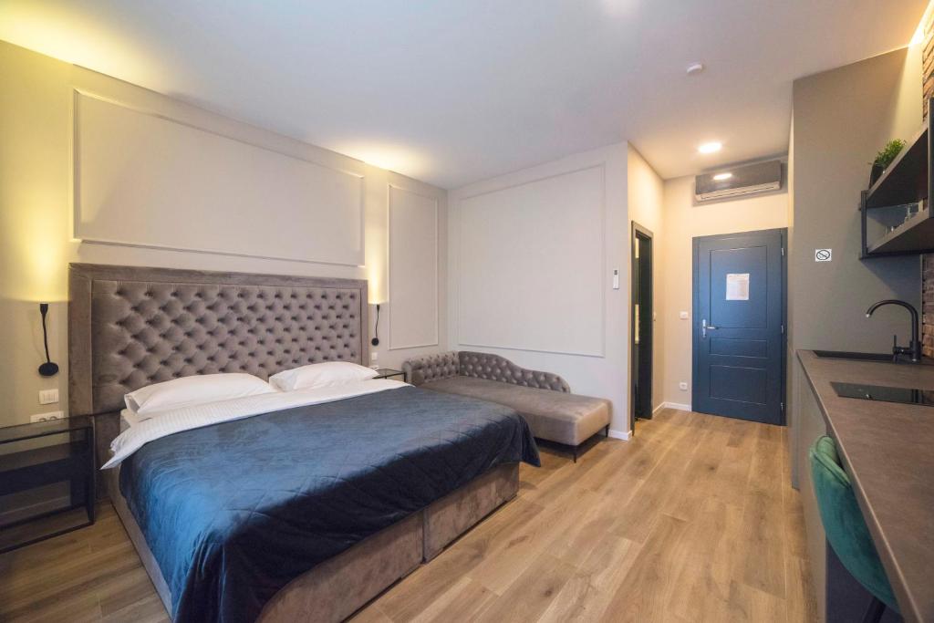 萨格勒布Imperial Apartment B的一间卧室配有一张带蓝色毯子的大床
