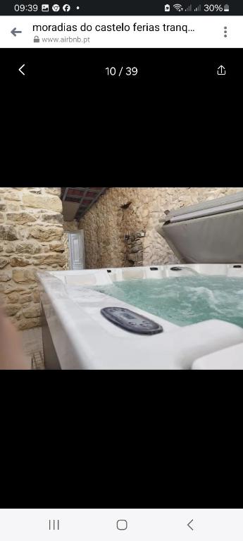 欧伦Moradia do castelo, férias tranquilas的带浴缸的浴室的照片