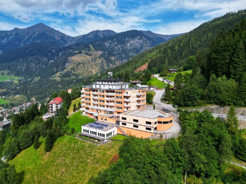 巴德加斯坦Panorama Spa Lodges DAS.SCHILLER的享有山景的建筑空中景观