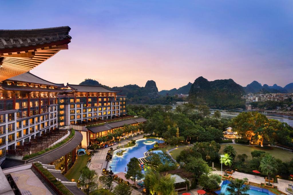 桂林桂林香格里拉（亲子酒店 恒温泳池）的享有度假村的空中景致,以山脉为背景