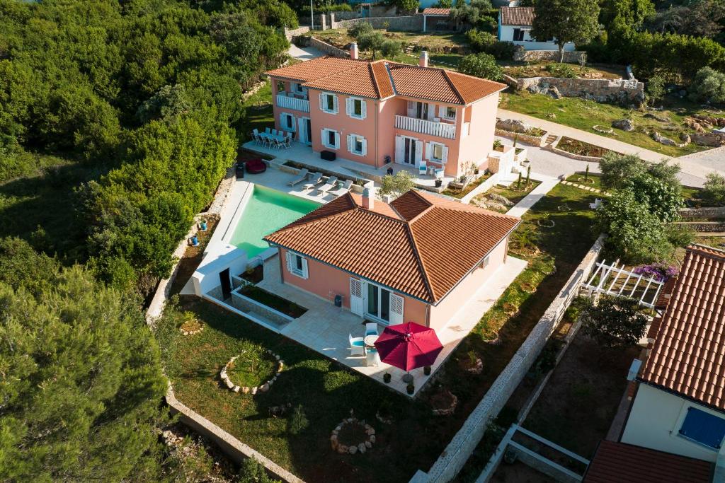 大洛希尼Villa Il Giardin的享有带游泳池的房屋的空中景致