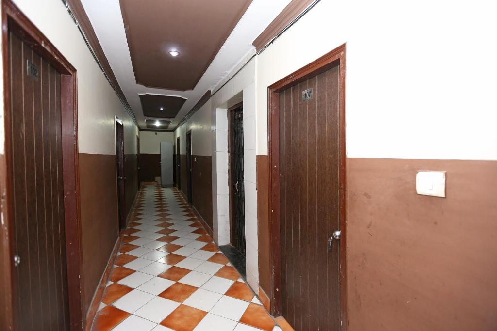 TājganjOYO Hotel Shri Krishna Junction.的走廊设有门,铺有瓷砖地板