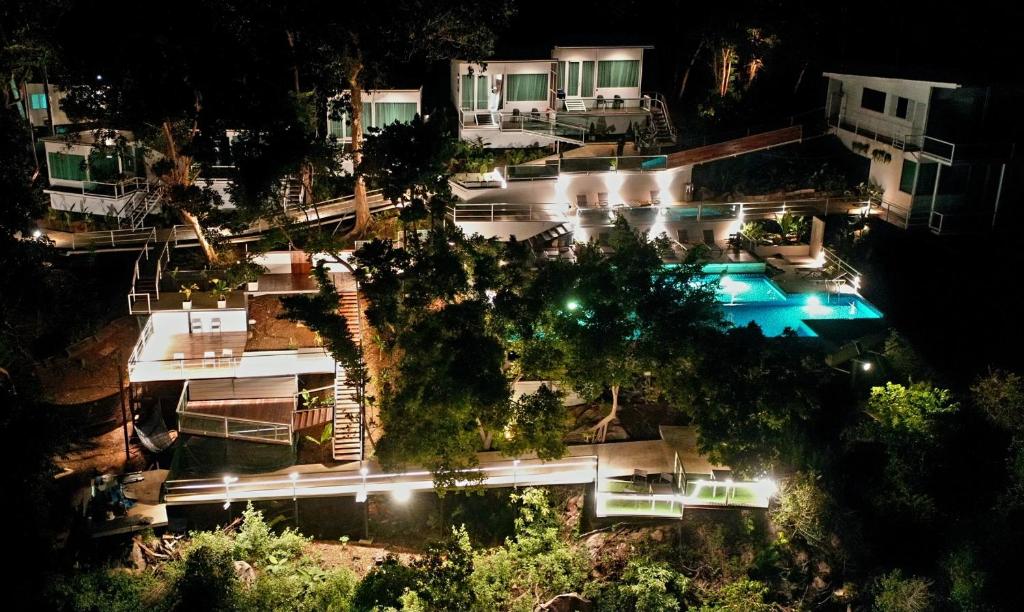 停泊岛Alunan Resort ALL INCLUSIVE的享有大楼空中景色,晚上设有游泳池
