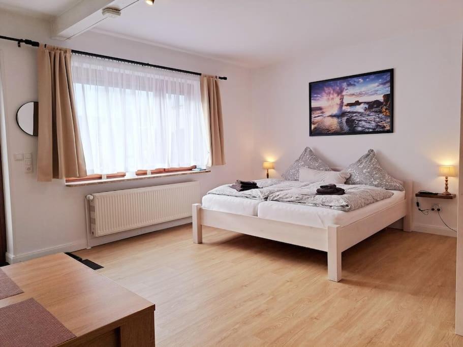 OesterdeichstrichRuhiges 1-Zimmer-Appartement, Büsum (4km), Nordsee的卧室配有一张床