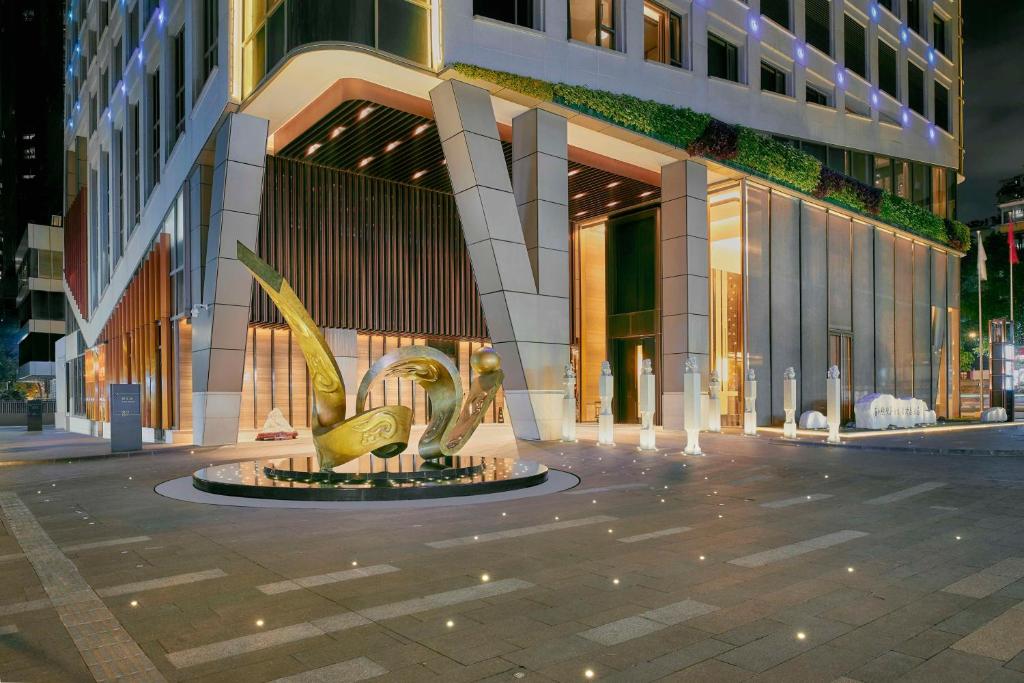 广州Kempinski Residences Guangzhou 广州德安丽舍凯宾斯基酒店的街道中间有雕像的建筑