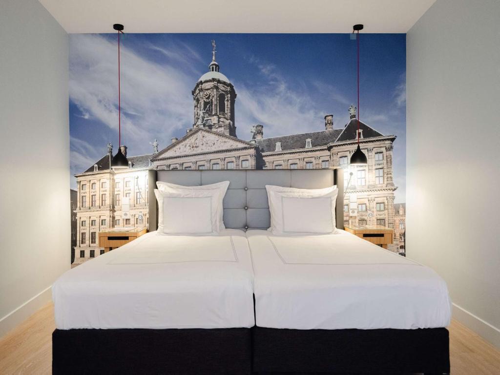 阿姆斯特丹瑞士酒店的大楼前设有1间带大床的卧室