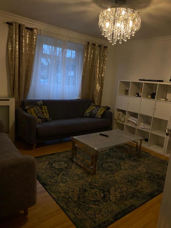 伦敦A modern flat in Southeast London的带沙发和咖啡桌的客厅
