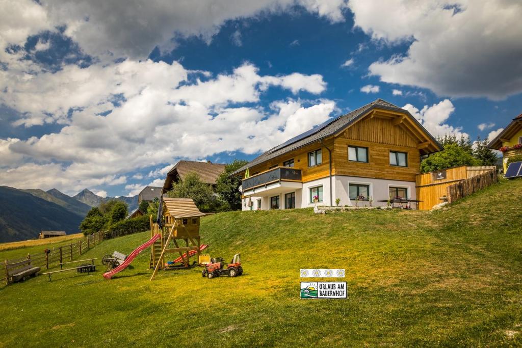 玛丽亚普法尔Praschhof的山丘上的房子,带滑梯和游乐场