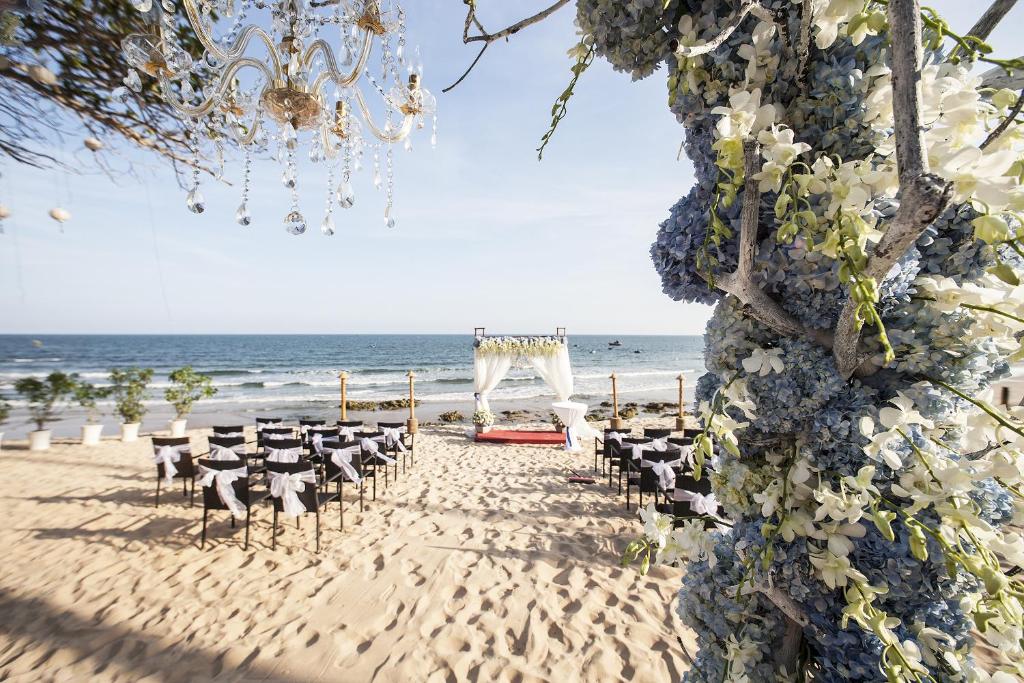 美奈阿罗马海滩Spa度假酒店的海滩上的婚礼仪式,带椅子