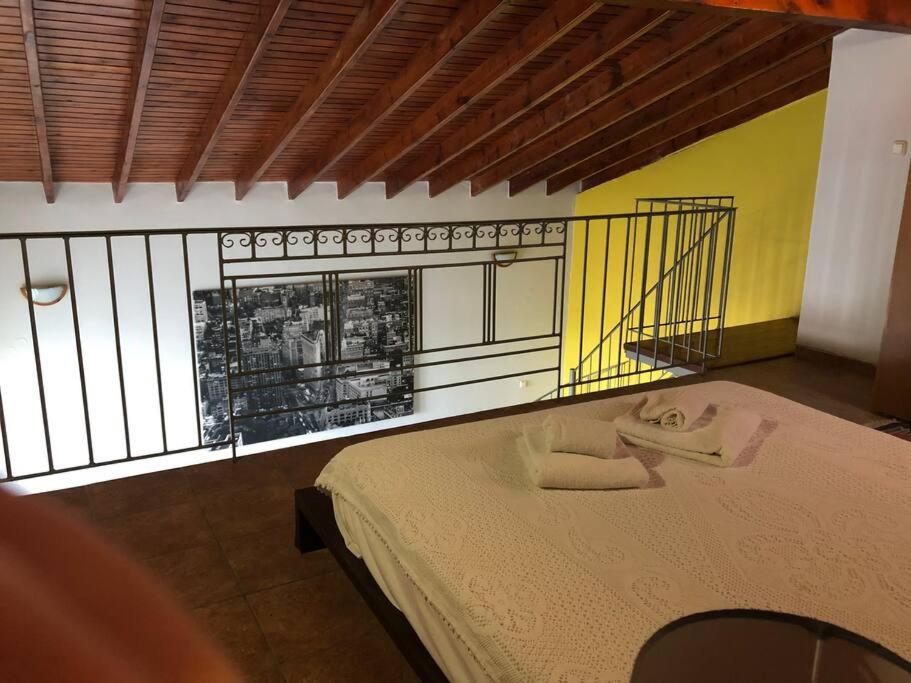希俄斯Μεζονέτα Χιόνα的一间卧室设有一张床和一个大窗户