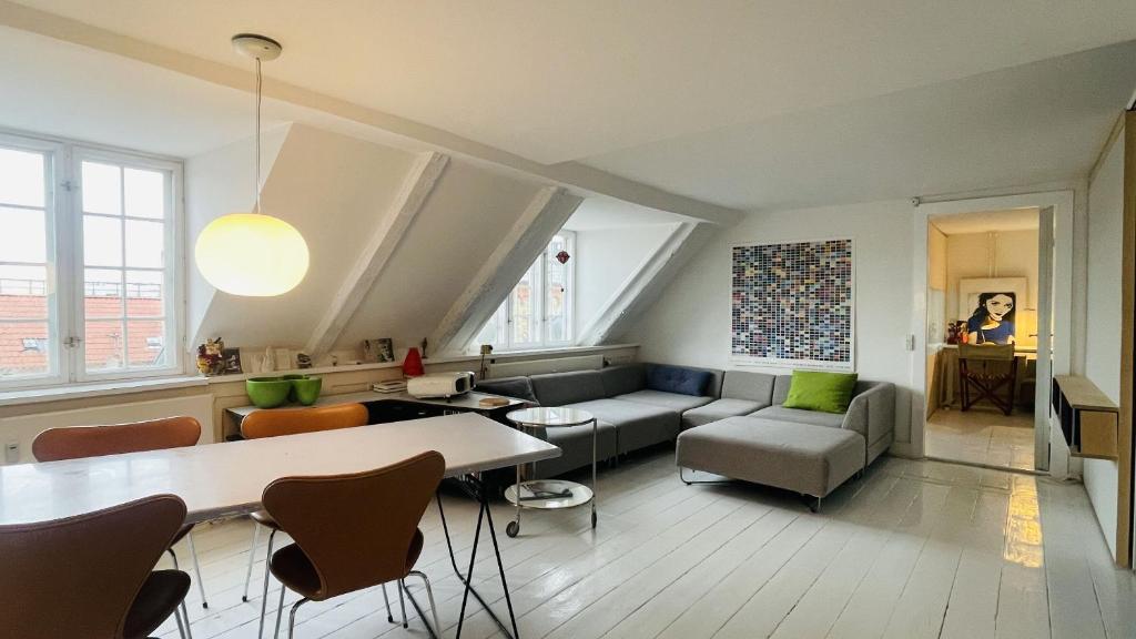 哥本哈根ApartmentInCopenhagen Apartment 1594的客厅配有沙发和桌子