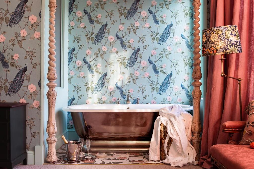 伦敦波特贝拉酒店的花卉壁纸客房内的浴缸