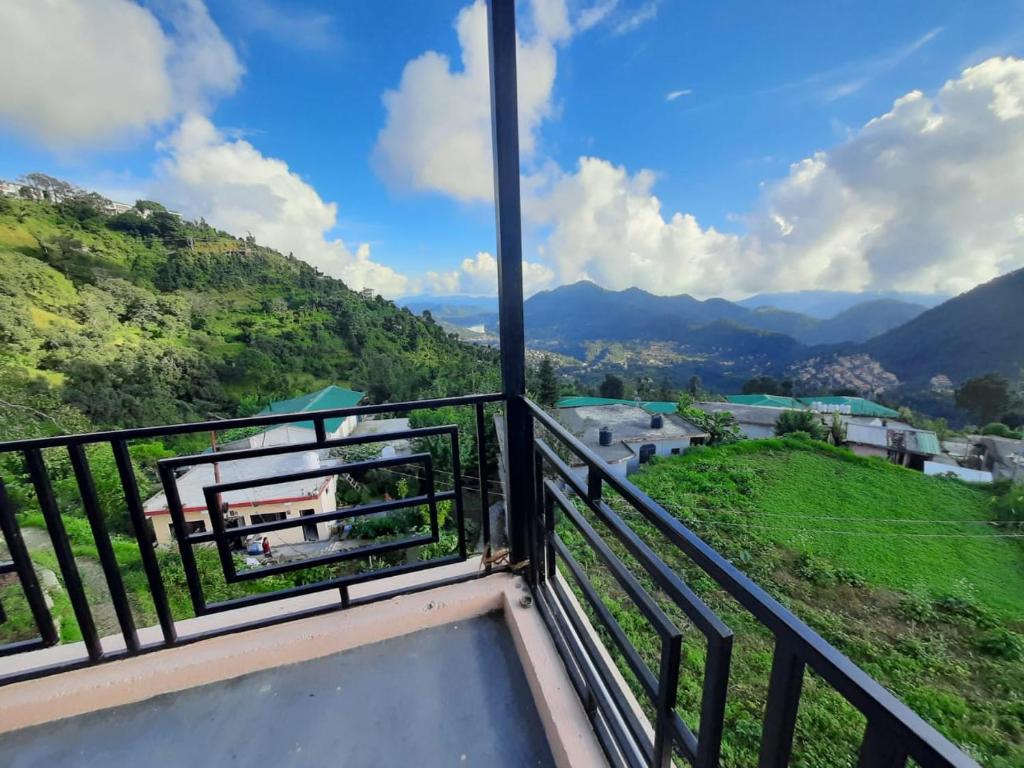 博瓦利Sadhna Holiday Home的山景阳台。
