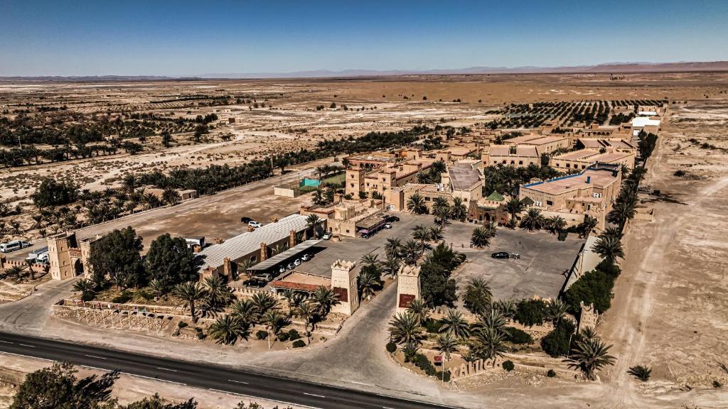 伊尔富德夏露卡阿尔方德古堡酒店的沙漠中城镇的空中景观