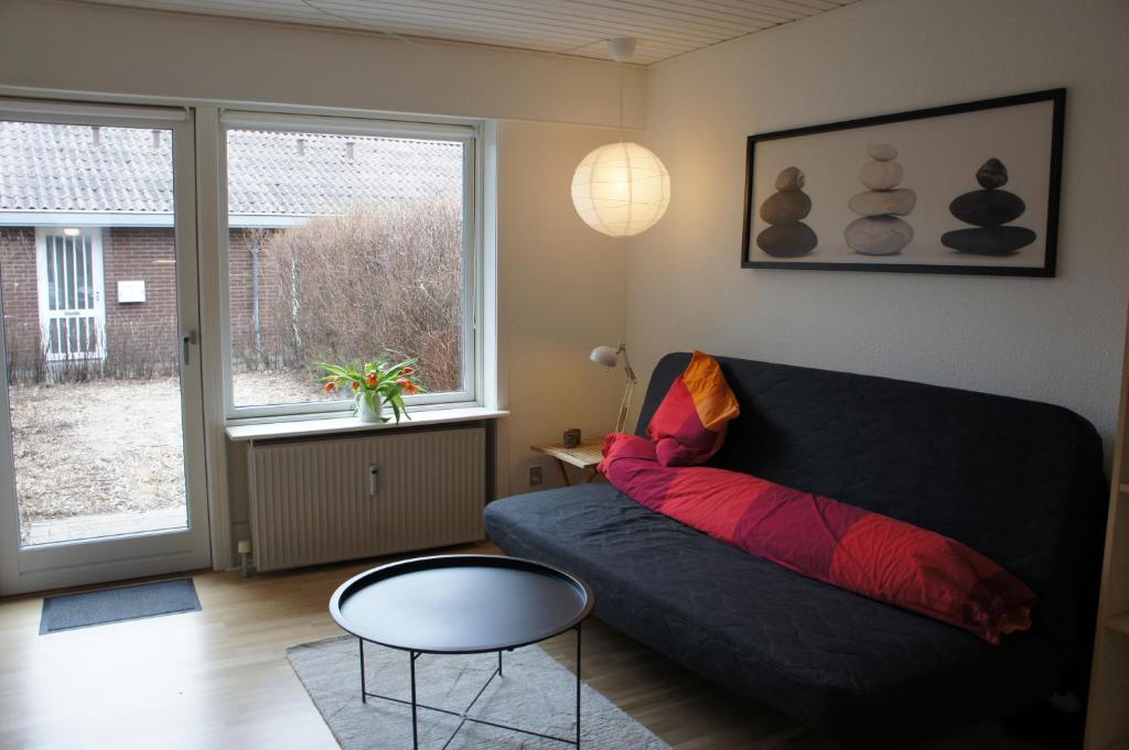 埃斯比约(id110) Grønlandsparken 56. G的带沙发、桌子和窗户的客厅