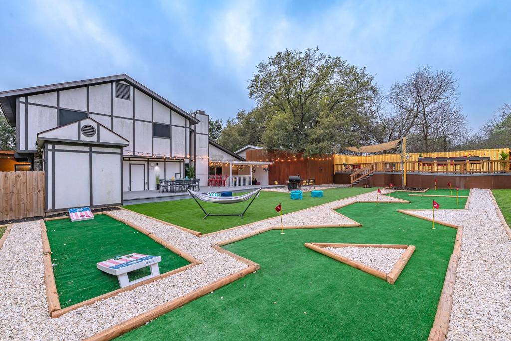 圣安东尼奥Pool, Gameroom & Minigolf Enchanting Texas Home的一个大院子,设有游乐场