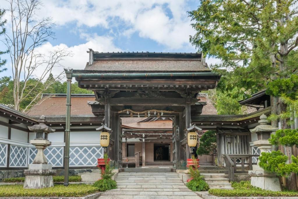高野山高野山 真田坊 蓮華定院 -Koyasan Sanadabo Rengejoin-的一座寺庙的入口,有一座建筑
