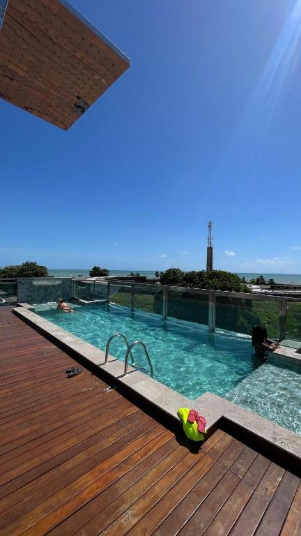 若昂佩索阿Israel flat tambau 106的木制甲板上的游泳池