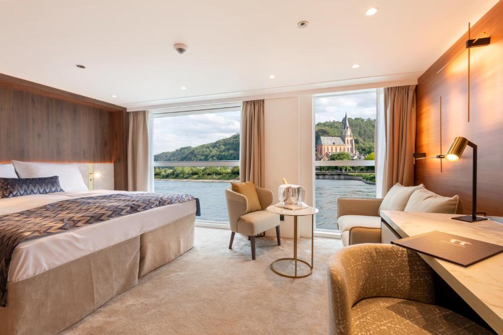 巴塞尔Thurgau Gold - Art Basel Riverboat Hotel I的酒店客房设有一张床和一个大窗户