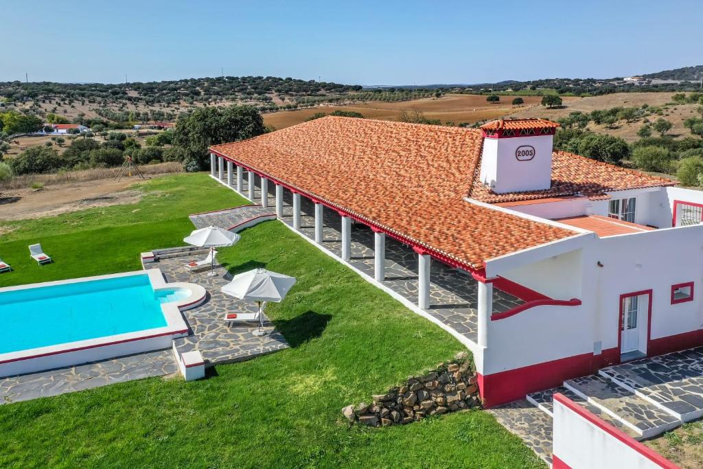 埃尔瓦斯Monte da Vista Alegre的享有带游泳池的房屋的空中景致
