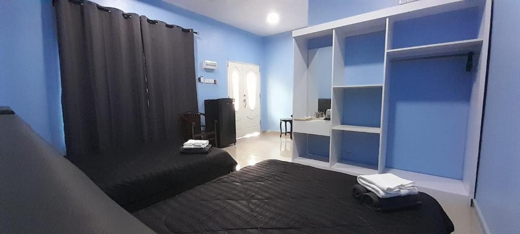 刁曼岛Restu Chalet Tioman的蓝色客房配有两张床和一张书桌