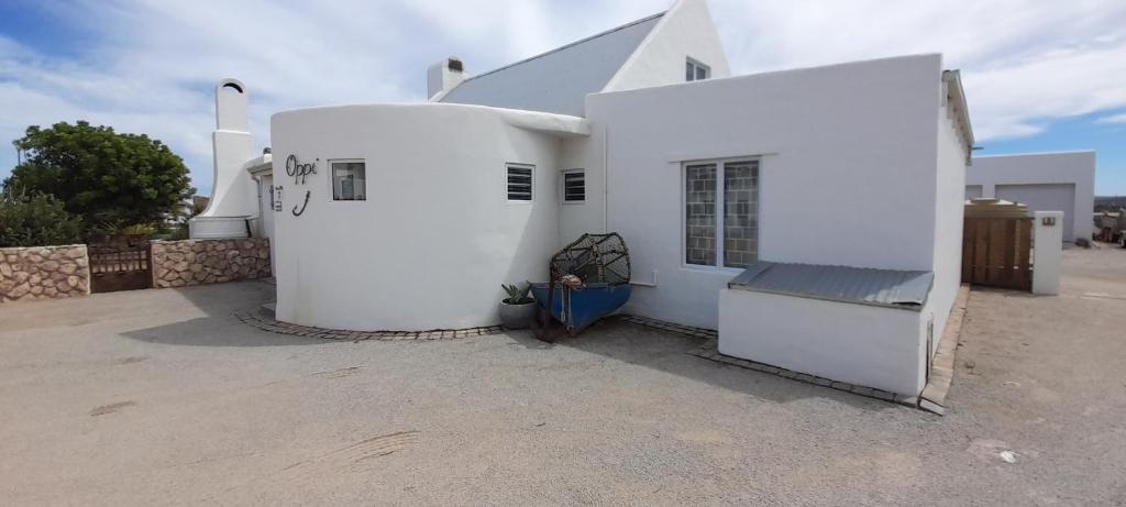 雅可布湾Ommihoek的前面有门的白色房子
