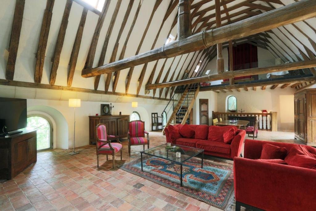 图尔184 Walvein - EGLISE的客厅配有红色沙发和电视