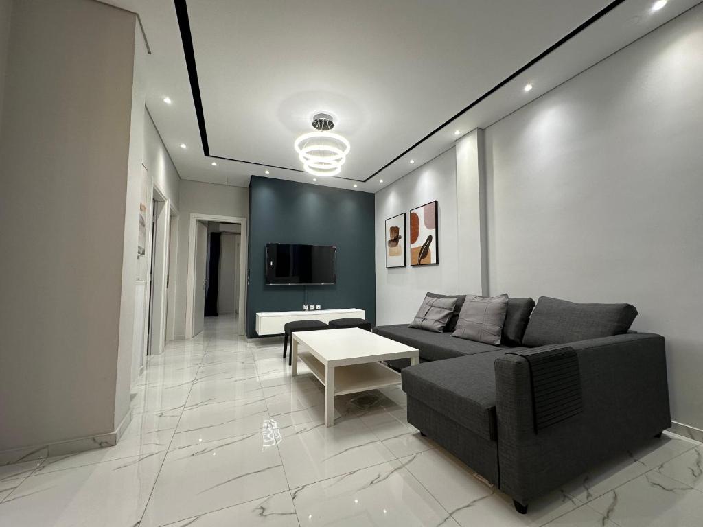 比雷埃夫斯Warm and modern brand new apartment的带沙发和电视的客厅