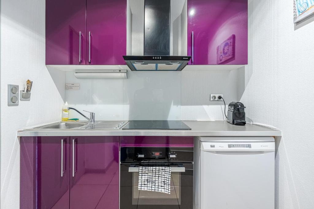 马赛丰丰小屋酒店的厨房配有紫色橱柜和水槽