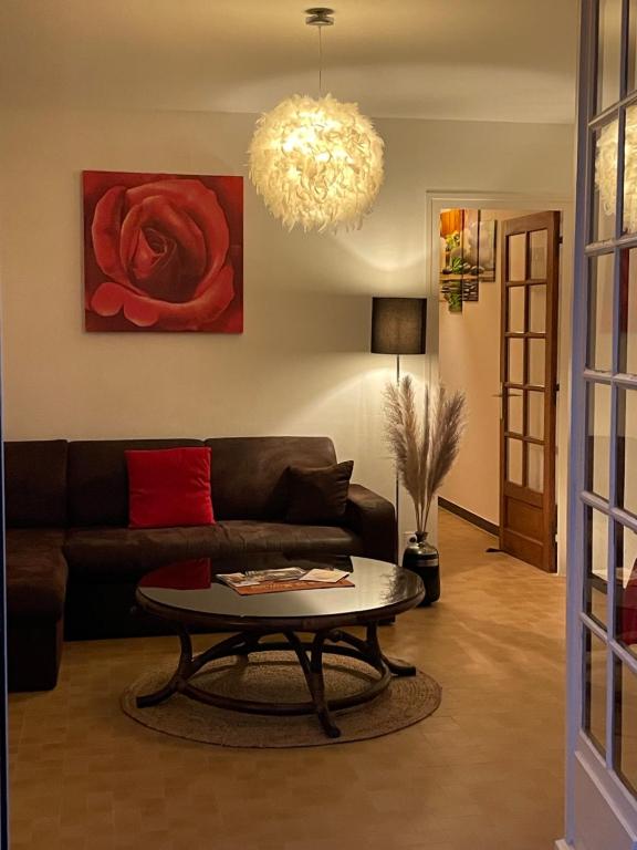 La Côte-Saint-AndréAu pays d'Hector Berlioz的客厅配有沙发和桌子