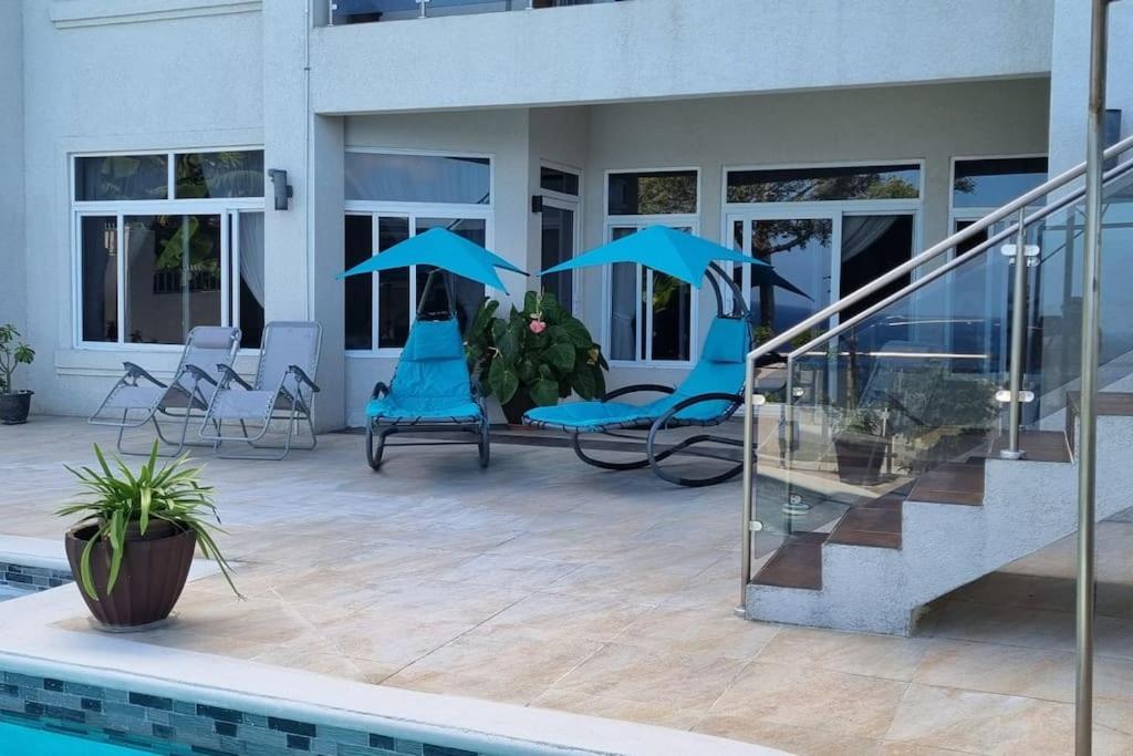 圣玛丽Crystal Resort的一个带蓝色椅子的庭院和一个游泳池