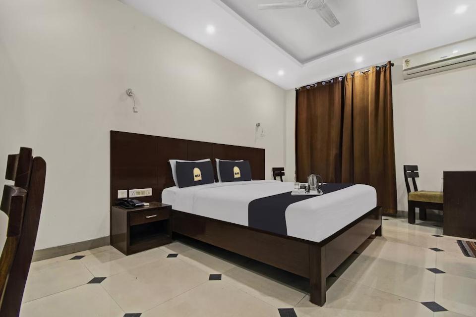 斋浦尔Tipsyy Inn & Suites Jaipur的一间大卧室,配有一张大床和一张书桌