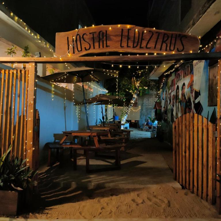 兹波利特Hostal Ledeztrus的一间有标志的餐厅,上面写有木板桌