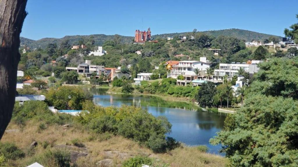 维拉卡洛斯帕兹ESPACIO AMAITÀ的享有河流、房屋和城镇的景色