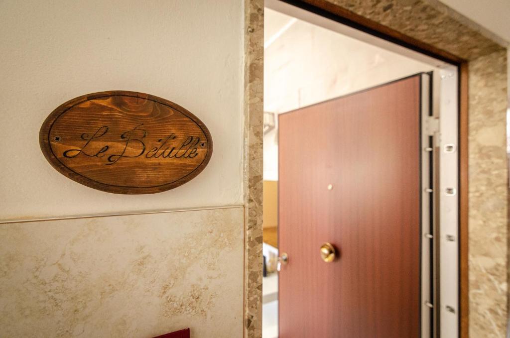 博洛尼亚B&B Corsini的门旁墙上的木标