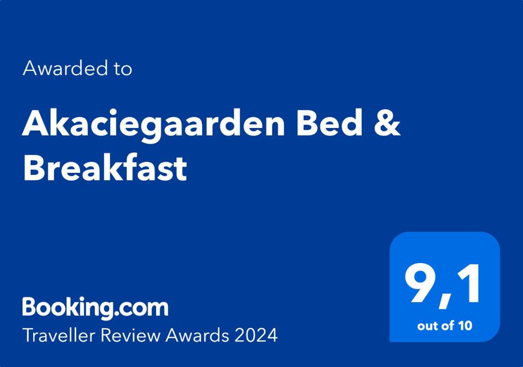 HårlevAkaciegaarden Bed & Breakfast的蓝色标志,说aaarden住宿加早餐旅馆