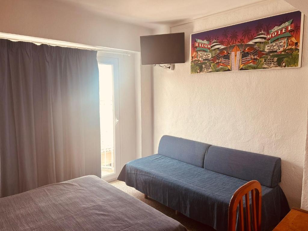 埃尔阿雷纳尔SB Arenal的酒店客房设有床和窗户。
