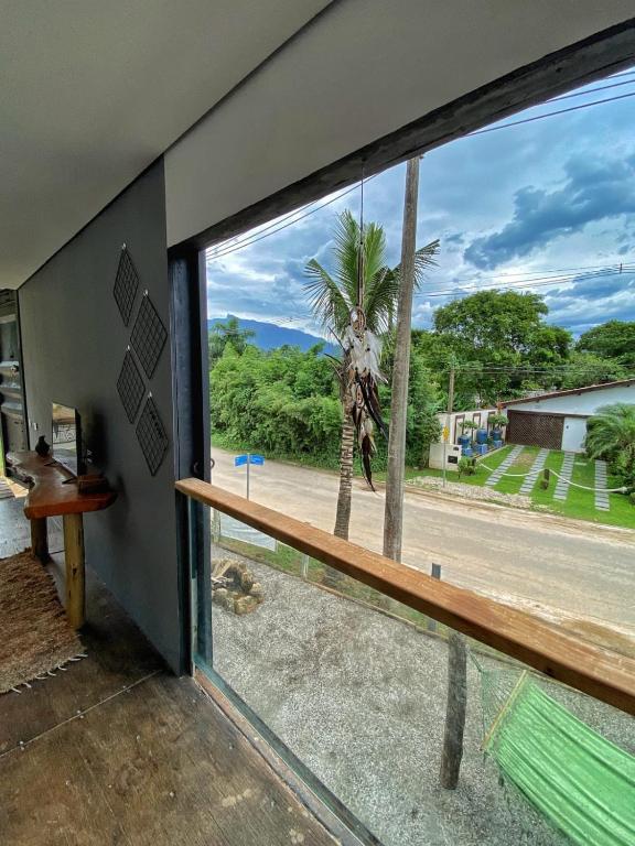 乌巴图巴C-house的一间设有窗户的客房,享有棕榈树的景致