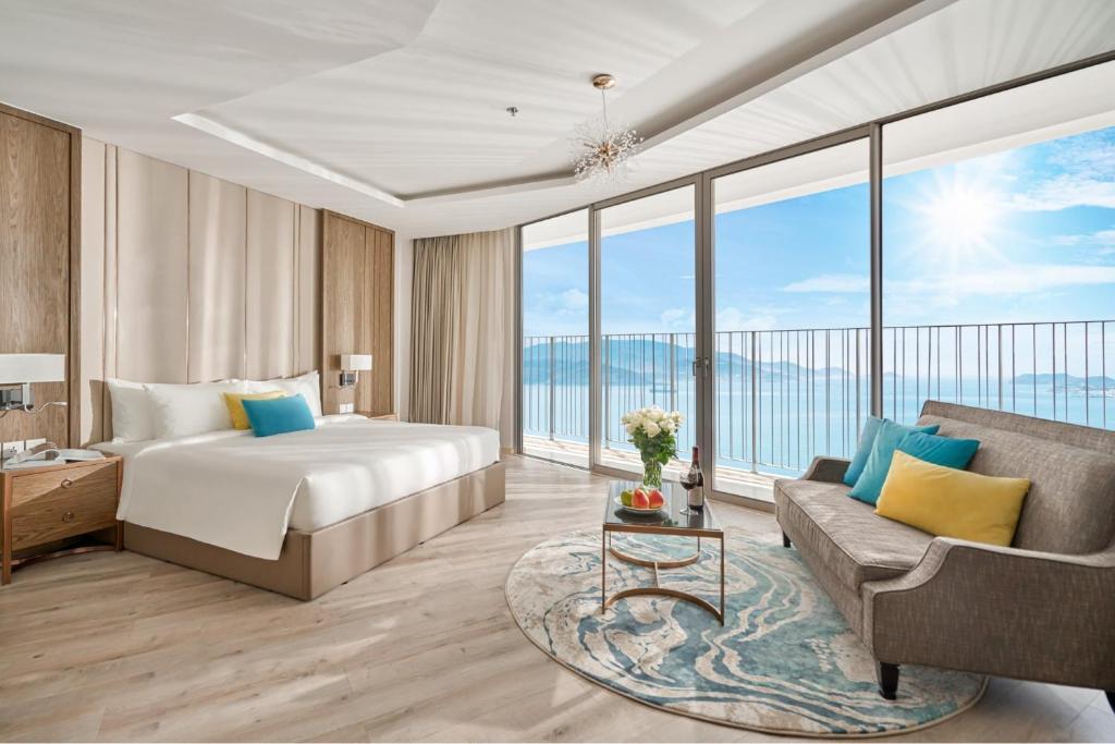 芽庄Oceanfront Panorama Nha Trang的酒店客房,配有床和沙发