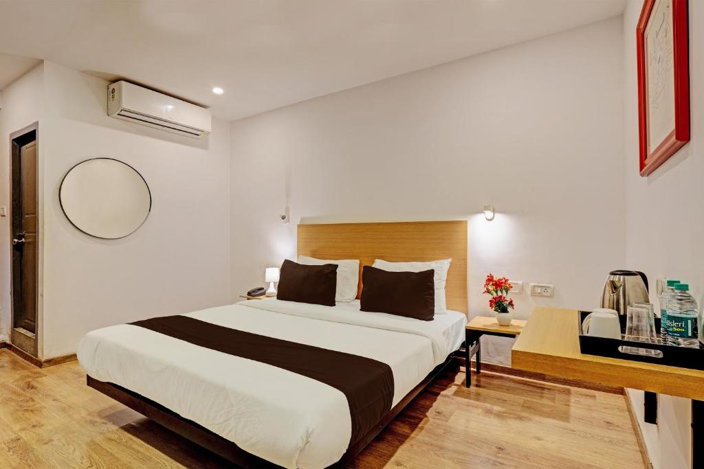 新德里Hotel Qubic Stay Near Delhi Airport的一间卧室配有一张大床和一张书桌