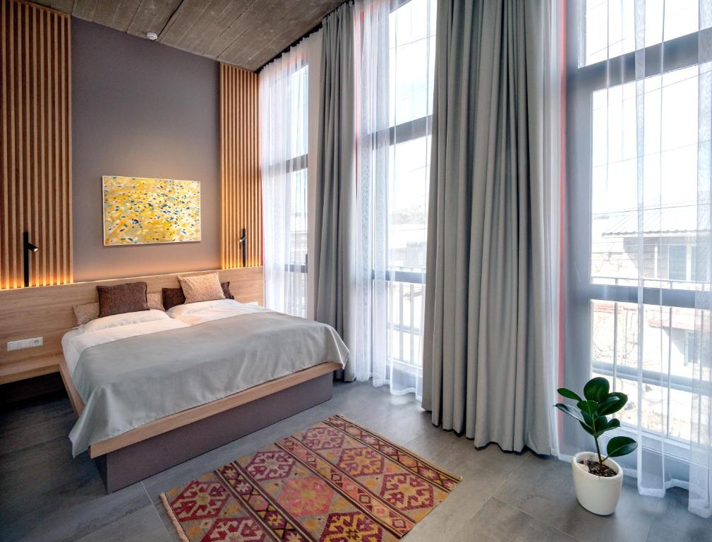 久姆里Erkan Alek Heritage Hotel的一间卧室设有一张床和大窗户
