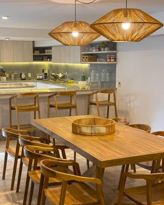 门多萨CASA ALMA LUXURY HOME的厨房配有木桌、椅子和灯